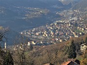 45 Vista panoramica su Zogno con le frazioni di Endenna appena sotto  e di Stabello
